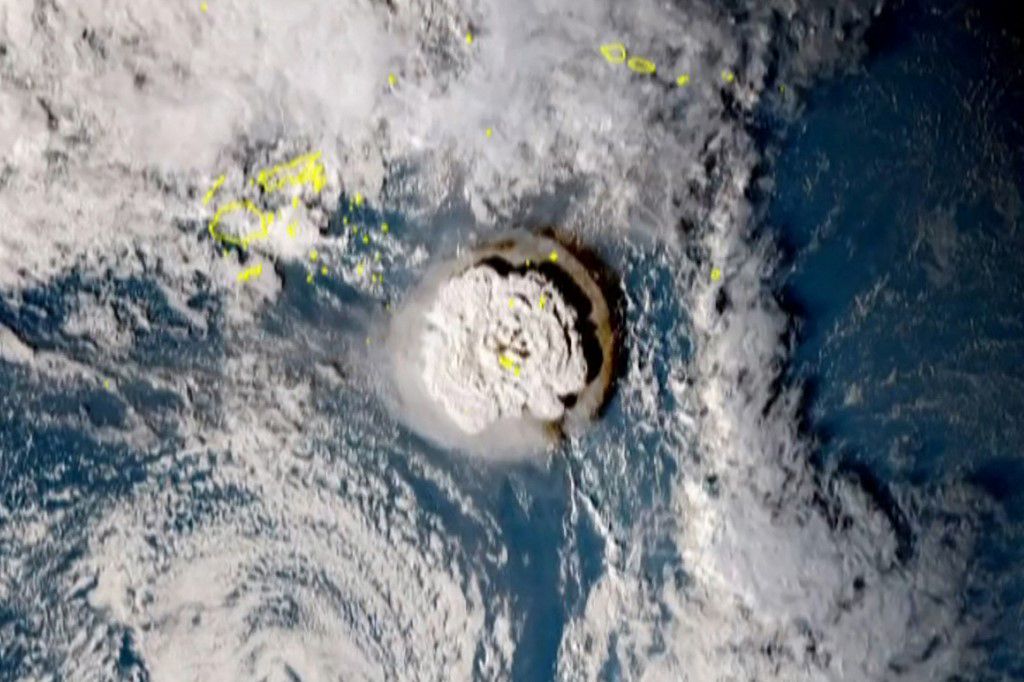 Huge Tonga volcanic eruption felt around the world