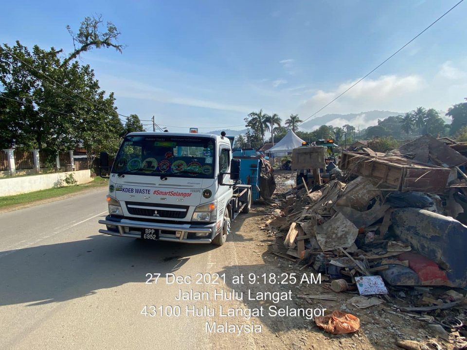 Banjir: Operasi besar-besaran angkut sisa banjir di Hulu Langat