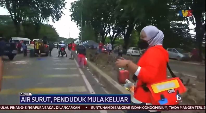 Netizen Puji Wartawan Kreatif Buat Laporan Di Kawasan Terkesan Banjir