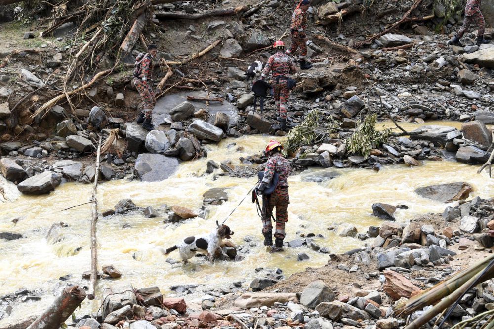 Yan floods: Fire and rescue personnel find body of fourth ...
