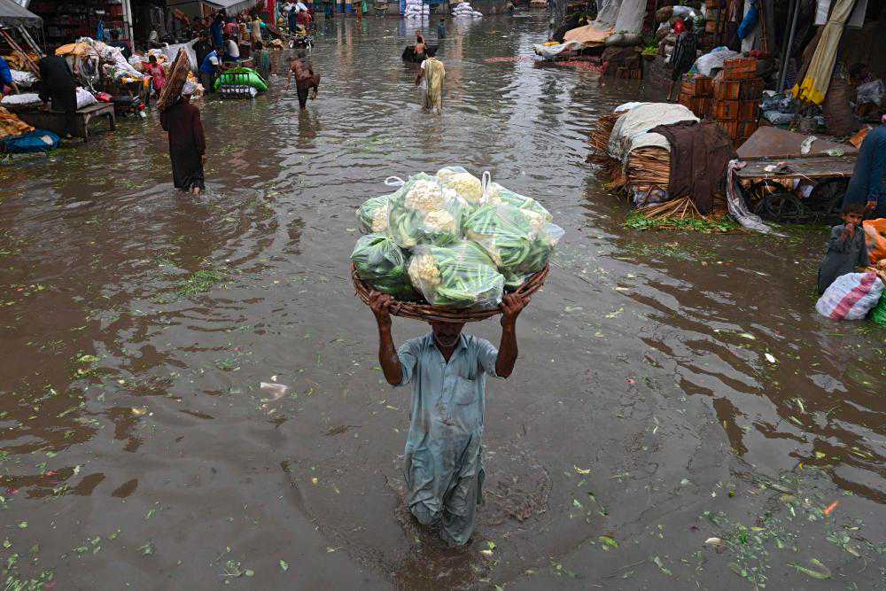 Flash floods kill 550 in Pakistan in heaviest rains in decades