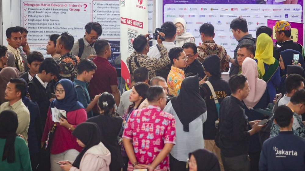Indonesian business doldrums leave a million university graduates jobless