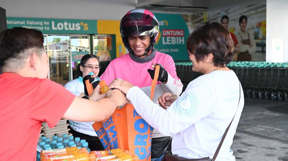 “Riders nak berbuka pun tak sempat”. Lotus’s belanja iftar untuk 1,400 abang riders 