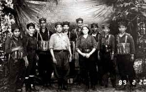 Rashid Maidin dengan kader-kader Kompeni Ke-23 Rejimen Ke-10. Imej dari Kini dan Silam.
