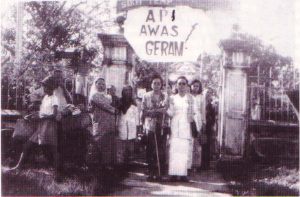 Shamsiah & isteri Pak Sako di Kongres PKMM di Melaka 1946. 
