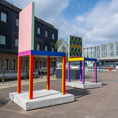 yinka-ilori-places-gigantic-chairs-on-the-line-art-walk-in-london