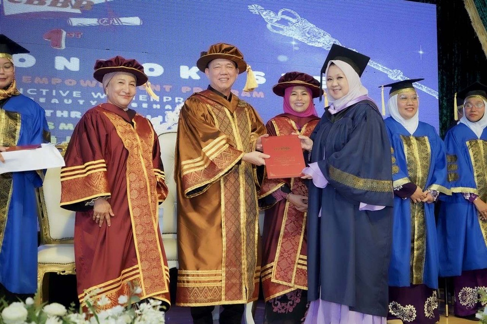Image from: Tamat enam bulan kursus, 400 wanita graduan sulung WeBBB dirai