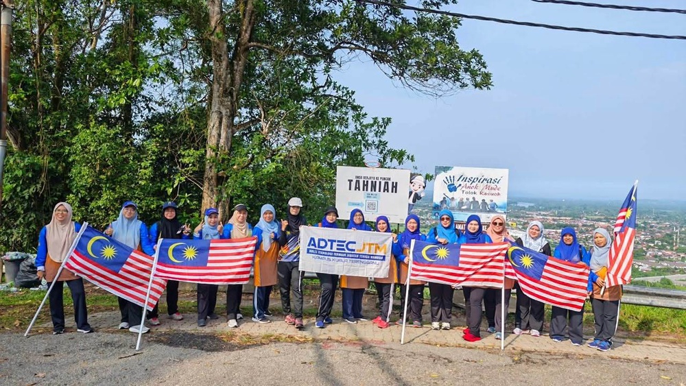 Image from: Semarak merdeka di puncak Bukit Besar