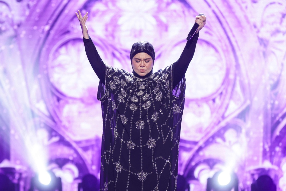 Image from: Fazlina idam bawa stail BTS atas pentas