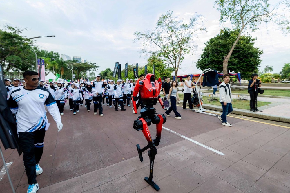 Image from: Peranti ungu misteri curi tumpuan ketika Robot Humanoid HONOR beraksi di Perbarisan Sambutan Hari Kemerdekaan