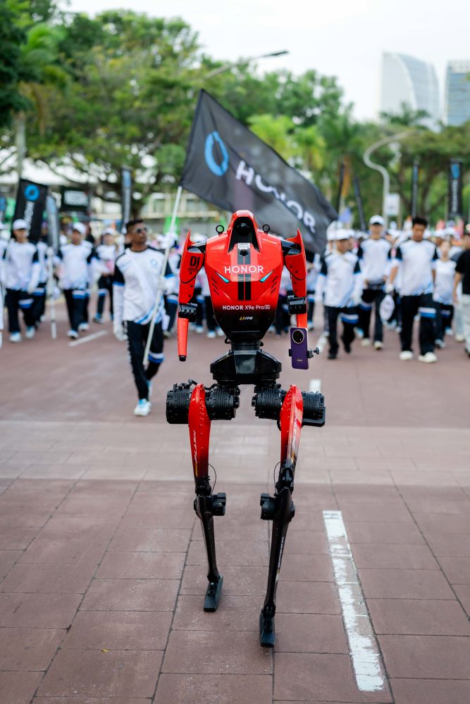 Image from: Peranti ungu misteri curi tumpuan ketika Robot Humanoid HONOR beraksi di Perbarisan Sambutan Hari Kemerdekaan