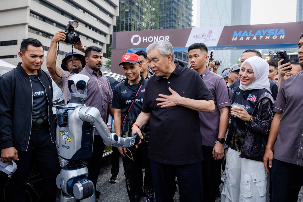 Image from: Robot Humanoid HONOR buat kemunculan antarabangsa sulung di Malaysia, sertai cabaran 10KM di Malaysia Marathon