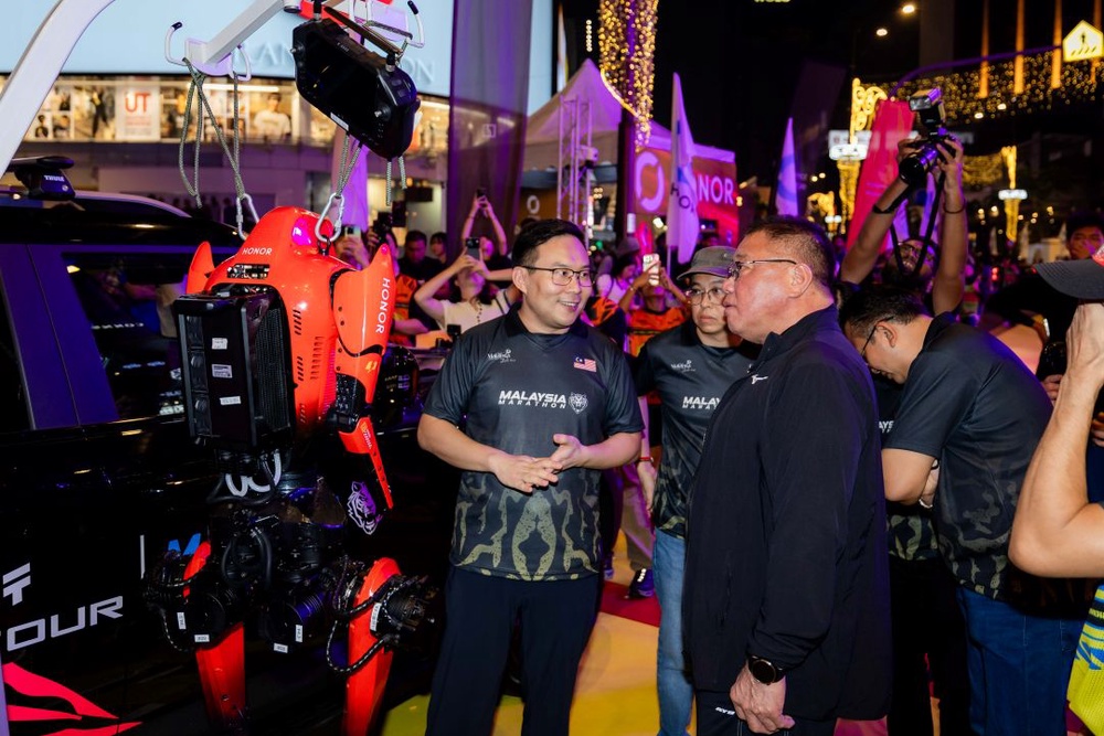 Image from: Robot Humanoid HONOR buat kemunculan antarabangsa sulung di Malaysia, sertai cabaran 10KM di Malaysia Marathon