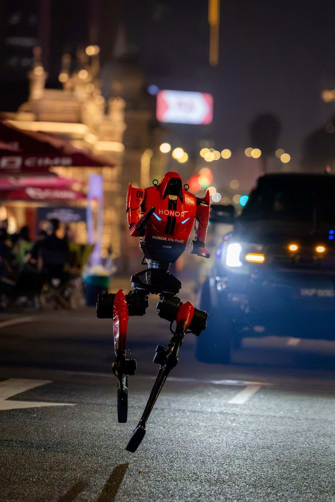 Image from: Robot Humanoid HONOR buat kemunculan antarabangsa sulung di Malaysia, sertai cabaran 10KM di Malaysia Marathon