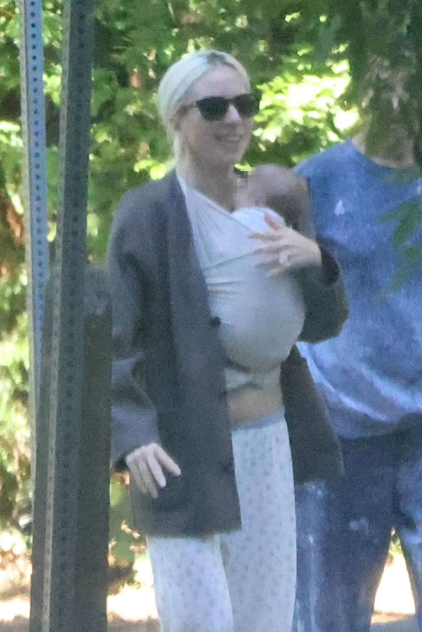 Image from: Tak pernah tunjuk ‘baby bump’, Lady Gaga kini seorang ibu