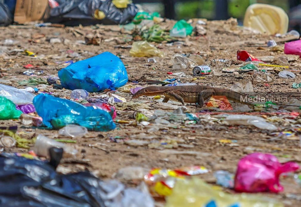 Image from: ‘NERAKA’ SAMPAH DI PULAU PERANGINAN