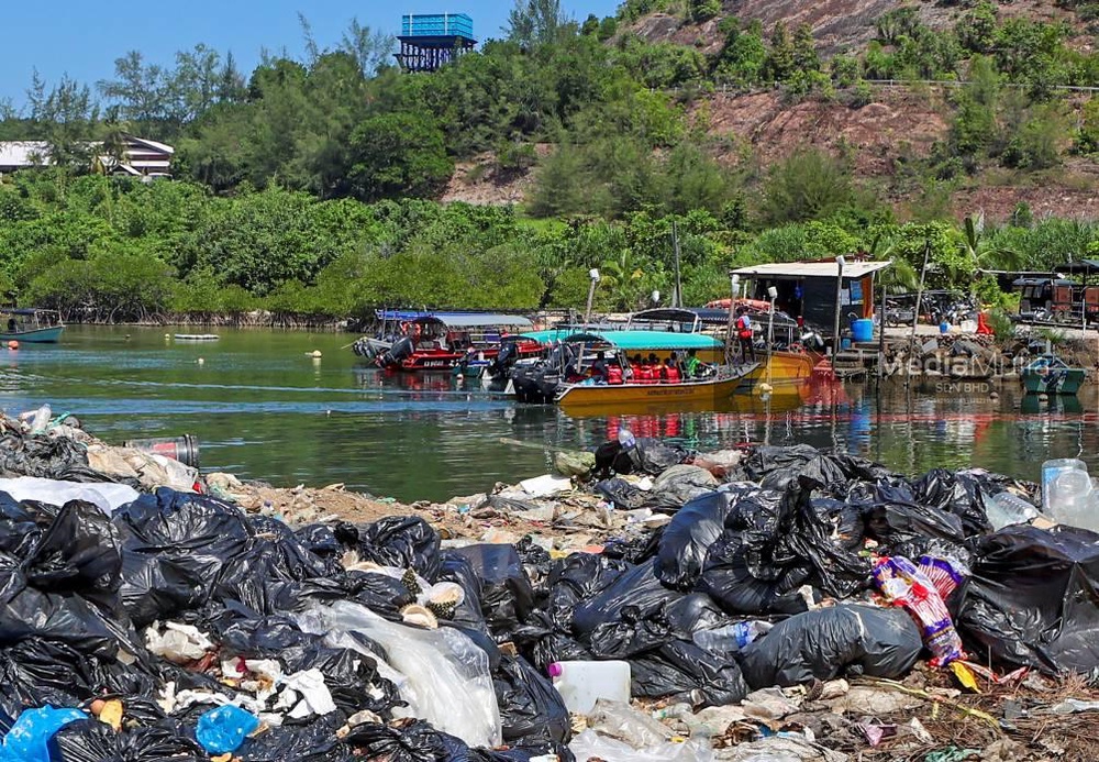 Image from: ‘NERAKA’ SAMPAH DI PULAU PERANGINAN