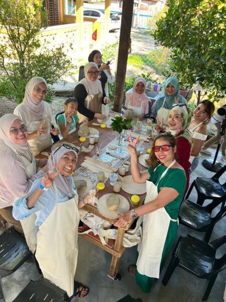 Image from: Ibarat terapi, apabila tidak pegang tanah  liat saya resah – Natasha Hudson