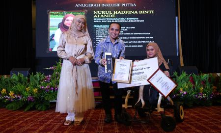 Image from: Pelajar UPM pamer kecemerlangan mendapat penghargaan Majlis Anugerah Naib Canselor