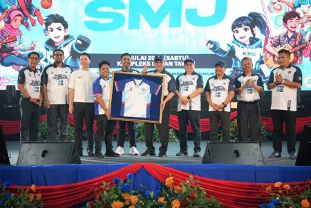 Image from: Nizam dekati belia, santuni masyarakat Tawau tanpa kira fahaman politik