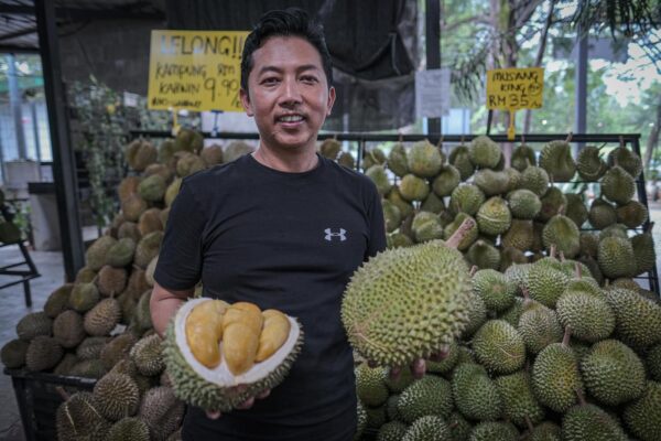 Image from: Makan durian di kafe, tapi bayar harga ‘tepi jalan’