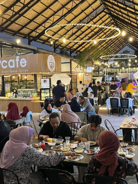 Image from: Makan durian di kafe, tapi bayar harga ‘tepi jalan’