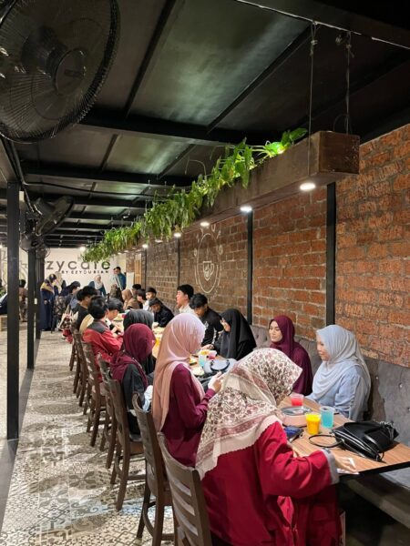 Image from: Makan durian di kafe, tapi bayar harga ‘tepi jalan’