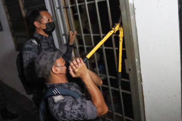 Image from: Enggan buka pintu, warga asing cuba menyorok ketika diserbu Imigresen