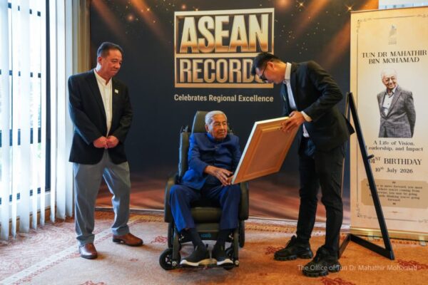 Image from: Tun Dr Mahathir, Siti Hasmah cipta rekod ASEAN, Asia bekas Perdana Menteri, pasangan tertua