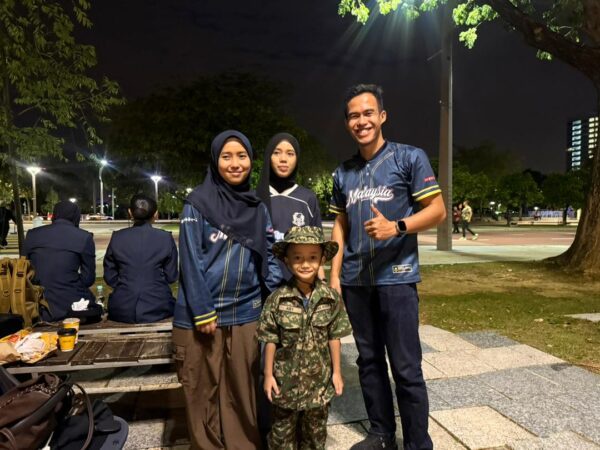 Image from: Minat tentera, anak-anak cilik tampil berbaju seragam