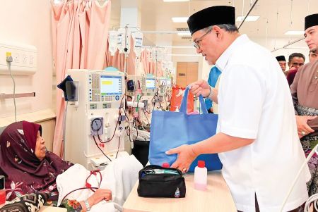 Image from: Nizam dekati belia, santuni masyarakat Tawau tanpa kira fahaman politik