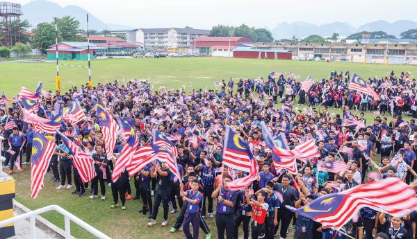 Image from: Kereta berhias semarak merdeka, 2,300 pelajar Politeknik Ungku Omar cetus jiwa patriotik
