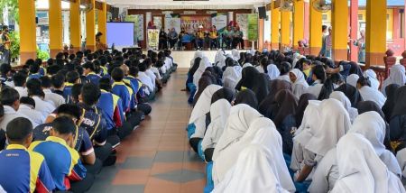 Image from: UUM turun padang laksana CSR bantu pelajar SMK Pedu