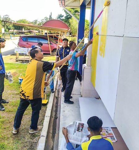 Image from: UUM turun padang laksana CSR bantu pelajar SMK Pedu