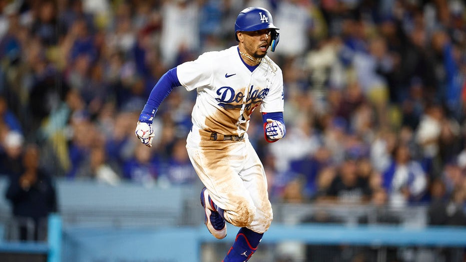 Pop-up in Giants-Dodgers game causes mayhem on field in wacky