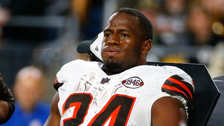 Browns star Nick Chubb suffers gruesome leg injury, broadcast