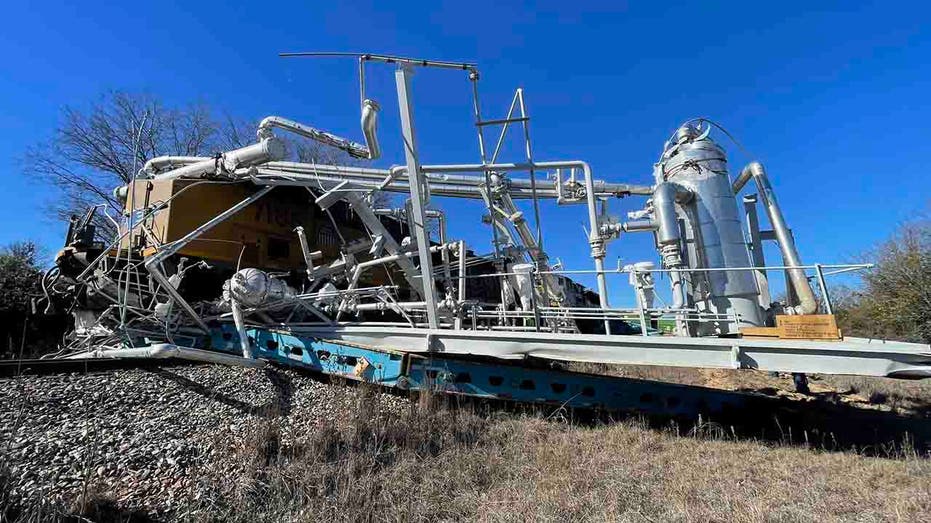 Train Derails In Texas After Smashing Through Semitruck Trailer, Video ...