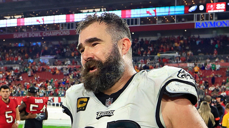 Jason Kelce carries young Bills fan to see Taylor Swift during Chiefs ...