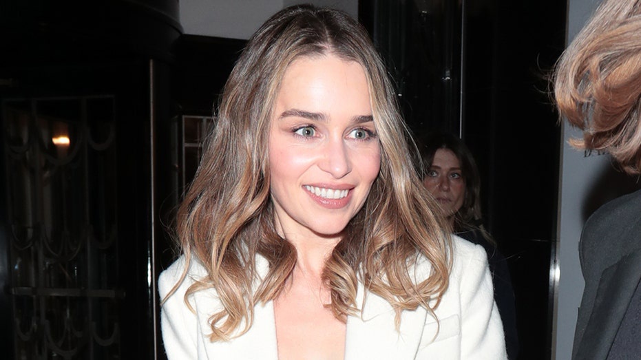 'Game of Thrones' star Emilia Clarke feared dying 'on live TV' after(02)