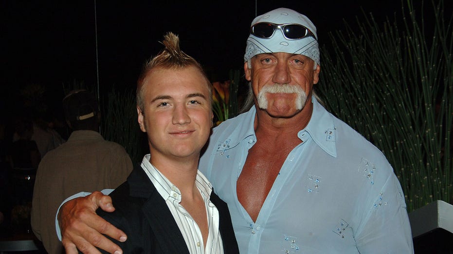 Hulk Hogan's son teases wrestling career after snapping selfie outside(02)
