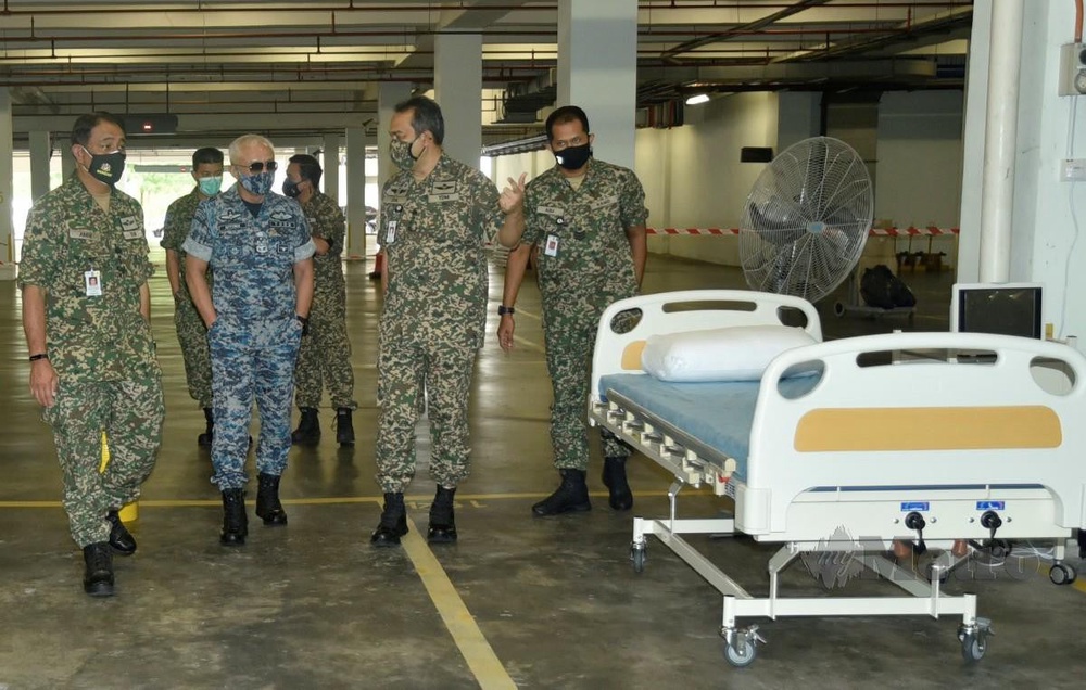 AFFENDI meninjau HATTM bagi melihat persiapan menyediakan DMZ untuk menampung keperluan rawatan pesakit Covid-19 kategori 4 dan 5. FOTO Ihsan Markas ATM