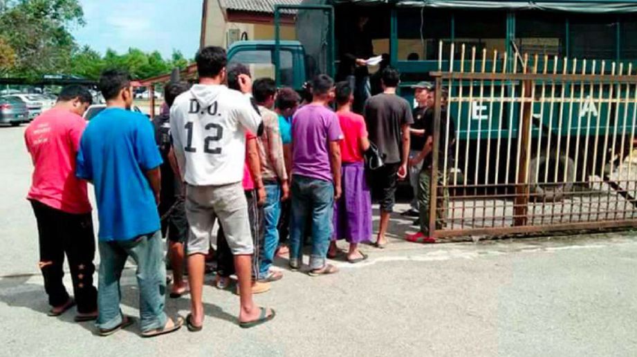 SEBAHAGIAN penagih yang berjaya ditahan dalam operasi OPS Perdana dengan kerjasama Agensi Antidadah Kebangsaan (AADK) Terengganu. FOTO Ihsan AADK