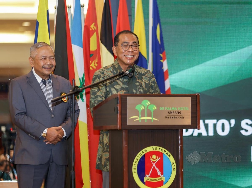 MOHAMED Khaled Nordin menyampaikan ucapan perasmian pada Majlis Perasmian Perhimpunan Agung Negara Ke-100 Persatuan Veteran ATM (PVATM) di D’Palma Hotel, Ampang, Selangor. FOTO Aswadi Alias