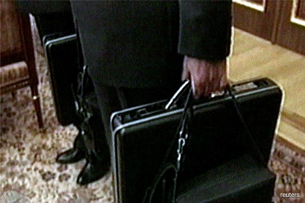 Putin Filmed In China Accompanied By Officers With Russian Nuclear Briefcase 7322