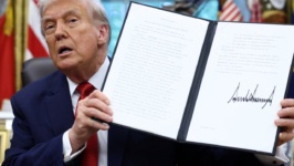 特朗普签署行政令：TikTok剥离美国业务再延120天，字节跳动仍为最大股东