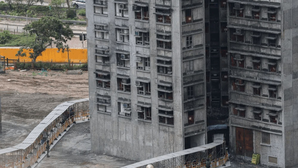 Image from: 香港宏福苑居民分批返家 收拾取回物件