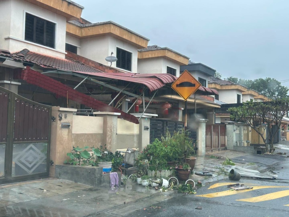 Image from: 巴占狂风过后满目疮痍  灾民抢修家园
