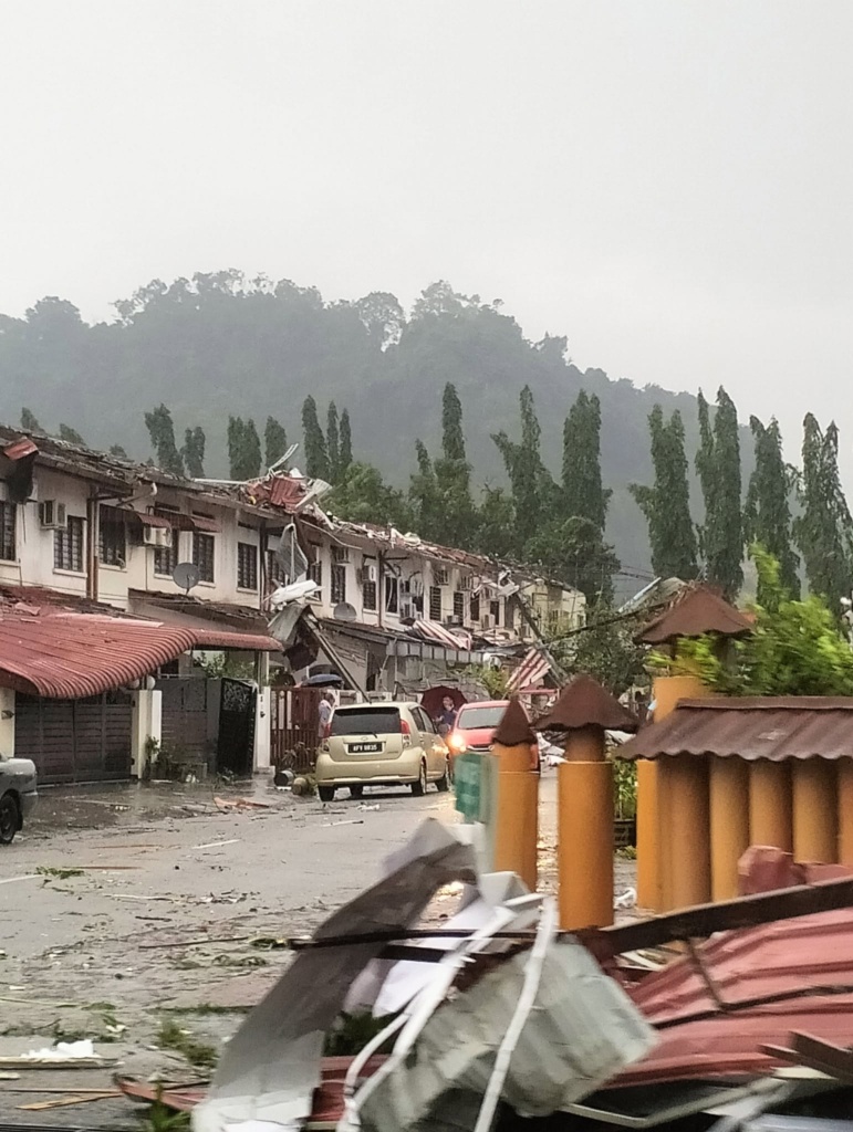 Image from: 巴占狂风过后满目疮痍  灾民抢修家园