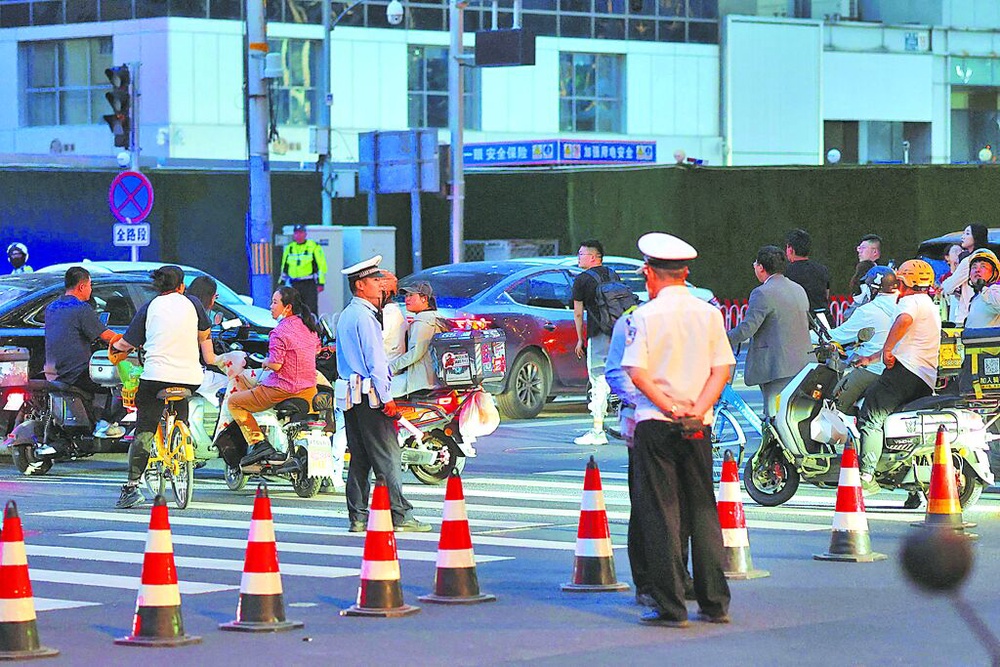 Image from: 小飞机撞北京最高大楼  官方证实驾驶死亡13人伤