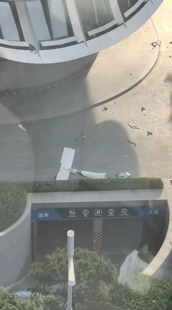 Image from: 小飞机撞北京最高大楼  官方证实驾驶死亡13人伤